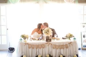 Small straight sweetheart head table | KZoom Photography