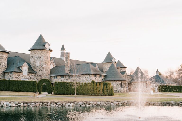 Why Are Couples Choosing Non-Traditional Wedding Venues Michigan